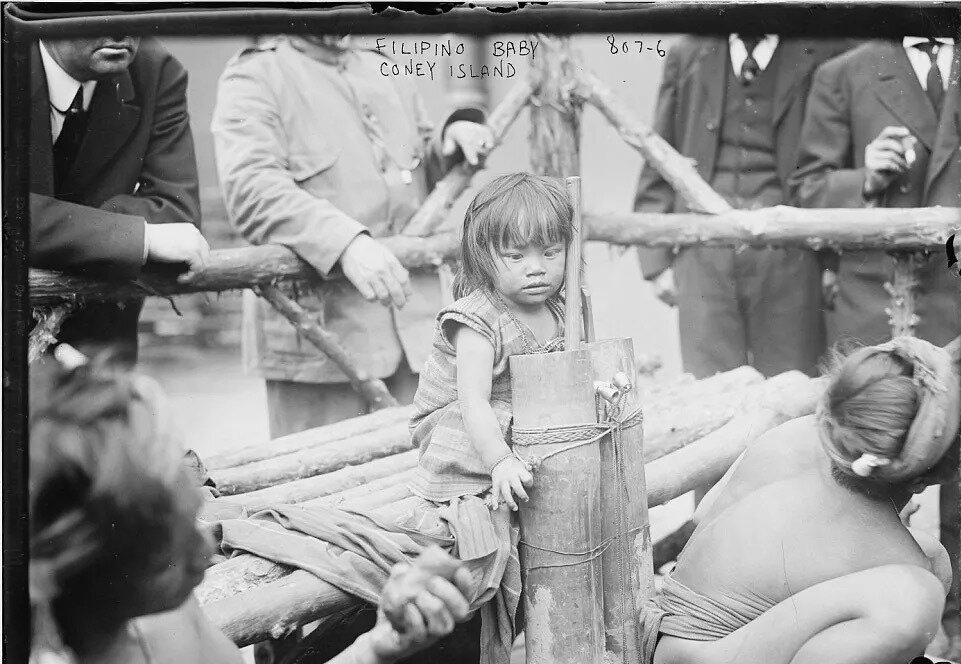 Филиппинская девочка сидит на выставке в Кони-Айленде, Нью-Йорк, 1906 год.