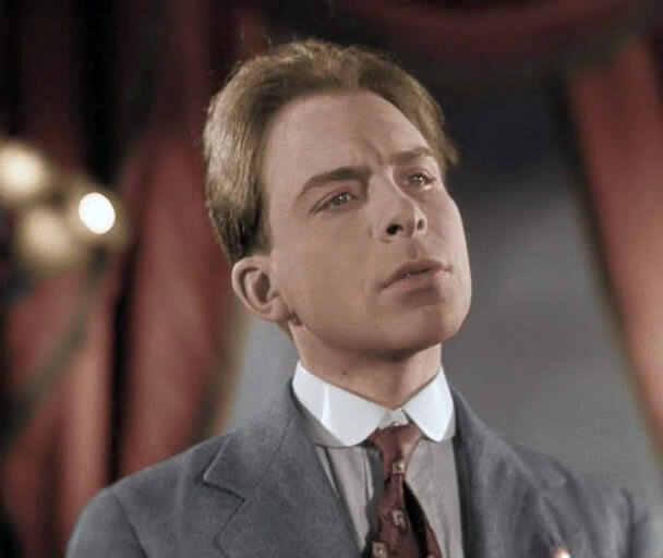 Александр Комиссаров – Шура Скамейкин. Кадр из фильма «Цирк», 1936