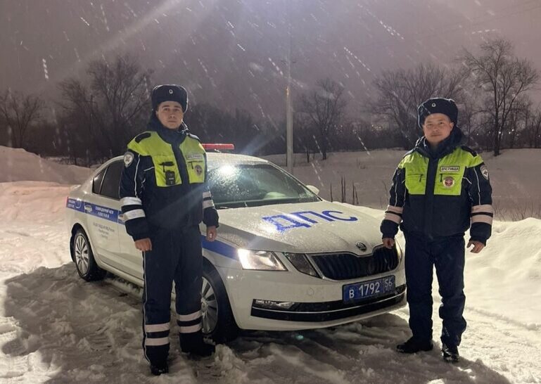    Сотрудники ДПС Владислав Дерепалко и Нуржан Мынбаев помогли жителю Оренбурга на дороге Кристина Просвиркина
