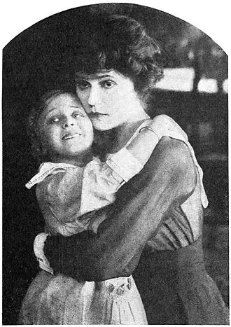 Сохранившееся фото из фильма «Женщина и жена», 1918 г. Фильм поставлен по роману "Джейн Эйр" Ш. Бронте.  Элис Брейди в роли Джейн Эйр