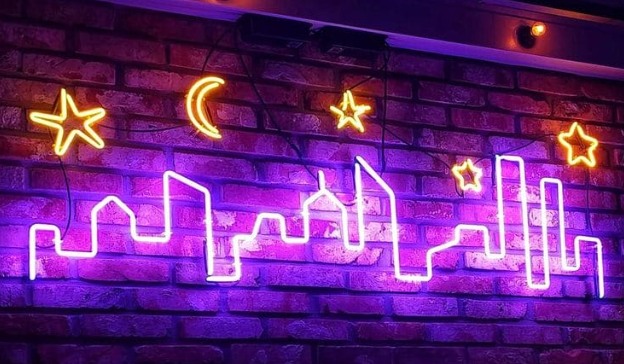 неоновая вывеска. неоновая вывеска. неоновая реклама. неоновая вывеска. неоновые вывески магазинов.