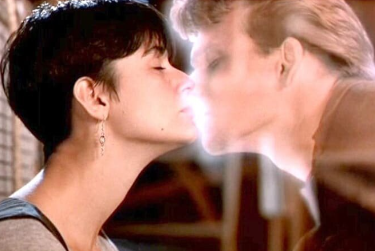 Британки начали крутить романы с призраками. Кадр из фильма "Привидение", 1990, реж. Джерри Цукер