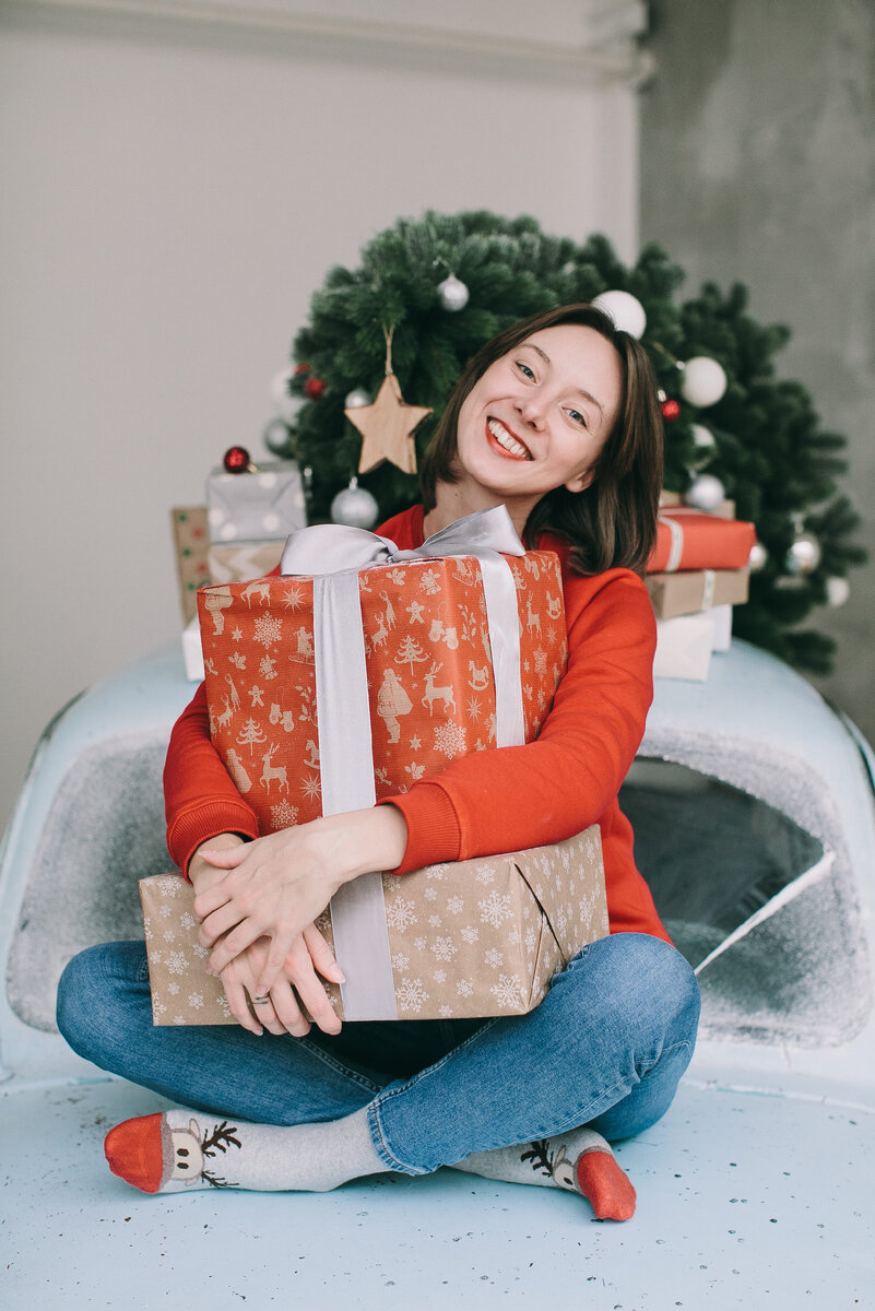 10 место. Сундук с сокровищами Даже не каждый миллиардер позволит себе сделать подобный подарок. А ведь одному мужчине это удалось. Кладоискатель преподнес в дар своей жене сразу 3 сундука, полных драгоценностей, которые он нашел на затонувшем корабле.
 
9 место. Полуторакилометровое манто
В прошлом самыми щедрыми подарками славились короли. Людовик XIV, король Франции, подарил своей жене необычное соболиное манто. Его длина составляла целых полтора километра. Так королева могла спокойно прогуливаться утром по саду, не надевая обуви. 

8 место. Целая плантация кактусов
Все знают известную пару грабителей Бони и Клайда. Поговаривают, что эксцентричный грабитель подарил возлюбленной целую плантацию кактусов, пригодных для изготовления текилы. 

7 место. Самая красивая жемчужина мира
Чем дальше вглубь истории – тем шикарнее подарки. Марк Антонио купил самую дорогую и красивую жемчужину в мире, решив удивить легендарную Клеопатру. Он положил жемчужину в бокал с вином и попросил правительницу выкинуть подарок в море, если он ей не понравится. 
