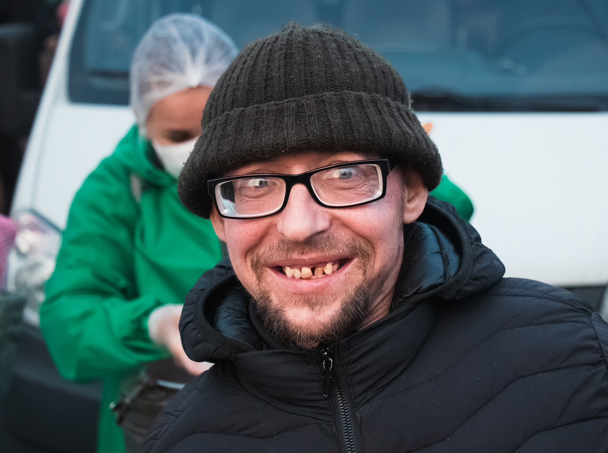 Бездомный на задворках площади трех вокзалов. Фото А.Овчинникова