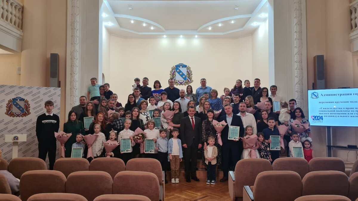    В Курске семьм вручили сертификаты на соцвыплату для покупки жилья