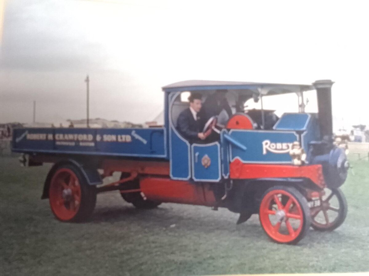 На фото: паровой грузовик фирмы «Роби»
