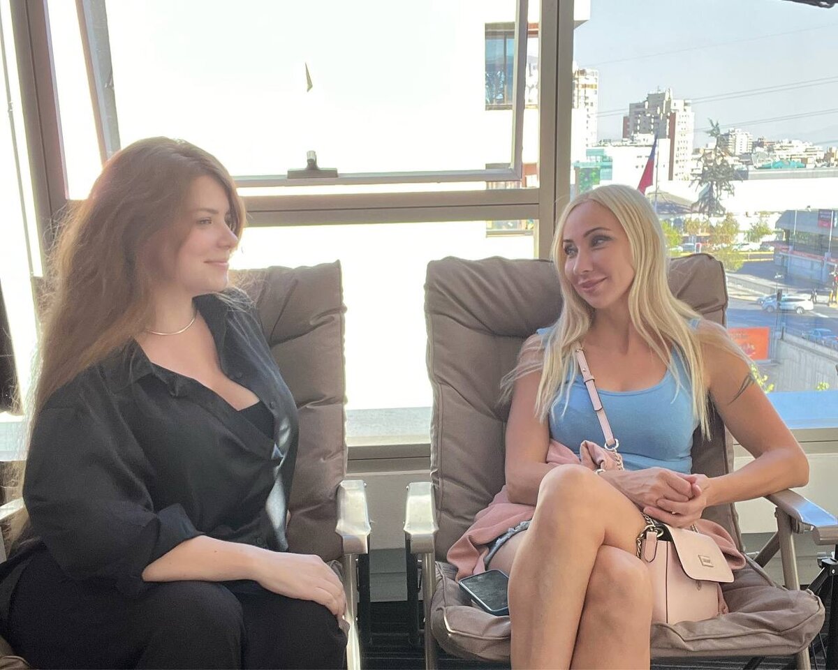 Избыточный вес это переедание. Блондинка думает. Довольная женщина. Женщина на 1 день. Навстречу весне.