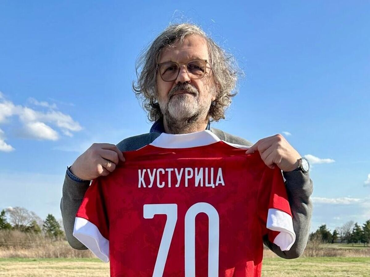   Сербский режиссер Эмир Кустурица с майкой сборной России© Фото : Пресс-служба сборной России