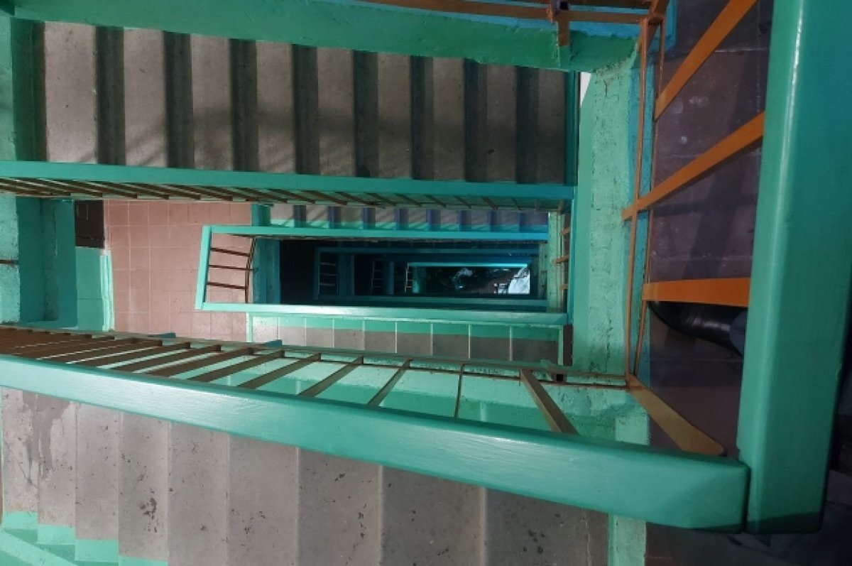    В этот лестничный пролёт упал ребенок.