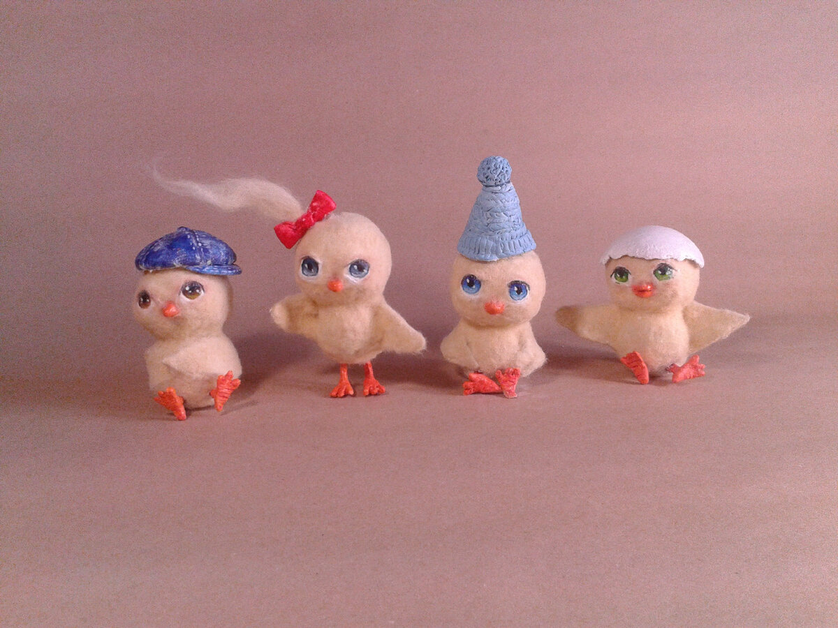 Мастер-класс у Анастасии был рассчитан на лепку из полимерной глины, но у меня тогда не было столько полимерной глины чтобы хватило на всю компанию цыплят, а слепить их всех очень хотелось, а самозастывающей глины была целая пачка, поэтому слепила из неё. Фото из архива автора.