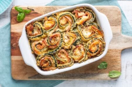 Запеченные кабачковые рулетики - простой и аппетитный рецепт, который готовится менее чем за час. Идеально подходит для семейного обеда или ужина с друзьями, подается как первое или основное блюдо. Веселый и оригинальный способ приготовить кабачки со вкусом.  