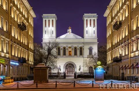 Петеркирхе. В доме справа на первом этаже было открыто первое кафе У Доменика.