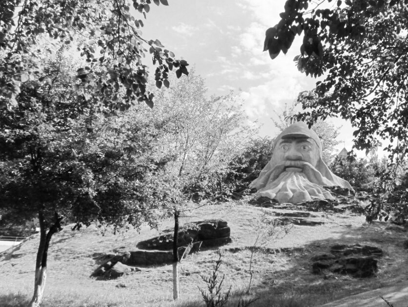 Главная достопримечательность "Горного" - голова Черномора. Она есть и сейчас в "Сармыше". 