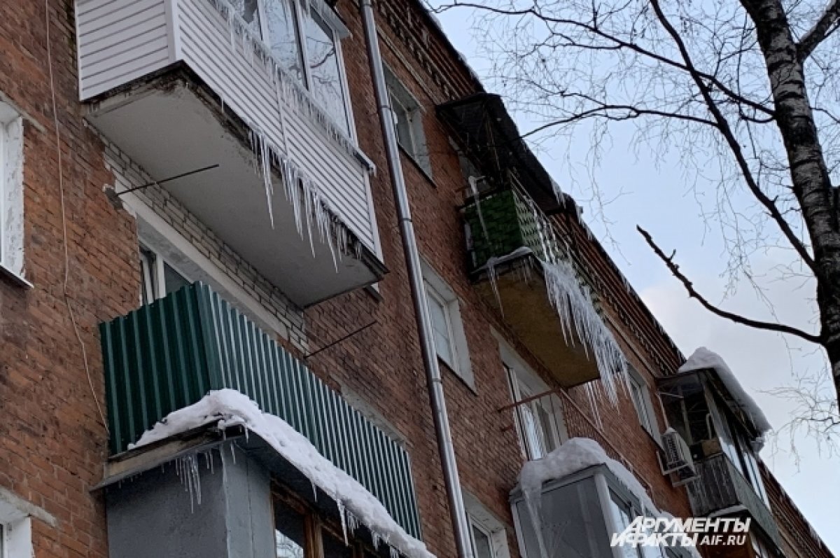    СКР начал проверку по факту падения наледи на ребенка в Уфе