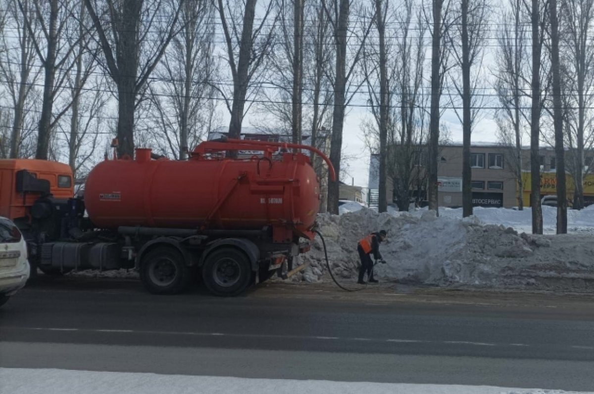    На дорогах Ульяновска начали чистить от снега решётки ливневой канализации