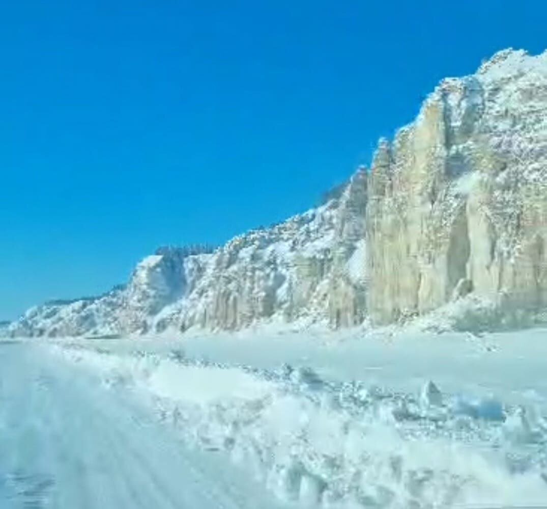 Вот такая ледовая дорога по великой реке Лена вела до табунщиков на острове, где проходило досрочное голосование в труднодоступной и отдаленной местности. Фото предоставлены Ю. Петровой, председателем УИК 634. 