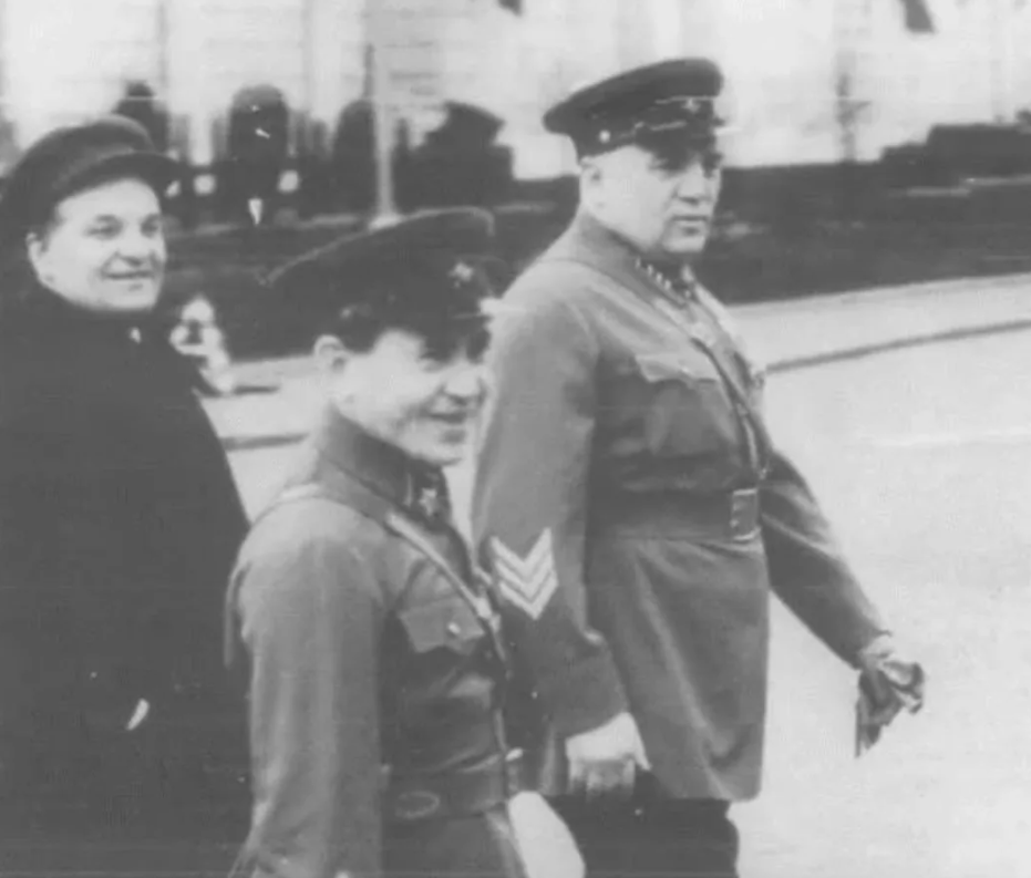 Шкирятов идет сзади. В центре фото - Ежов. Источник фото - https://avatars.dzeninfra.ru/get-zen_doc/5042160/pub_6356bf4eae9cf12f83e1abb5_6356d627df08027216ece983/scale_1200