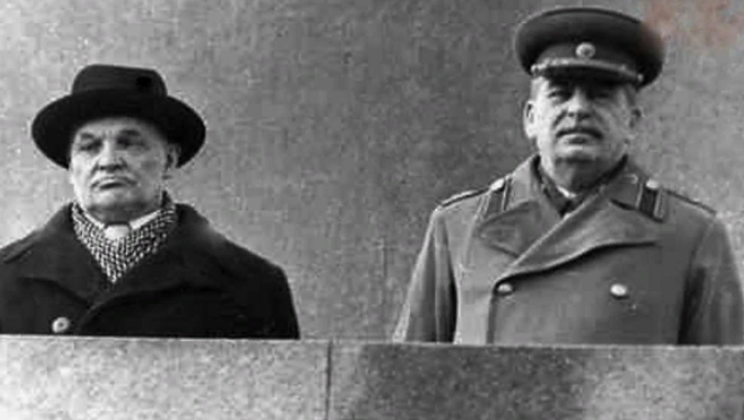 Шкирятов и Сталин на трибуне Мавзолея. Источник фото - https://dzen.ru/a/X3kMAY065Vib9IL8