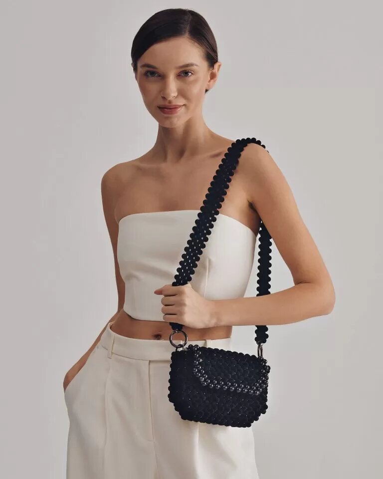 На фото сумка из чёрного агата, шпинели и бархатных акриловых бусин