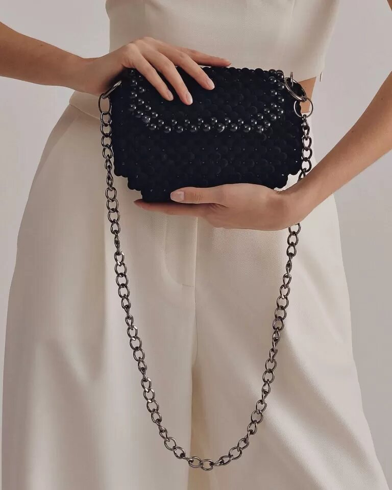 На фото сумка из чёрного агата, шпинели и бархатных акриловых бусин 