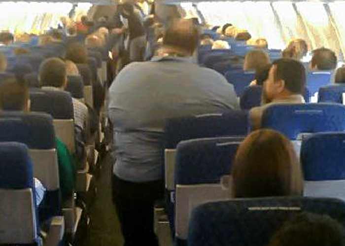 Полный мужчина не смог пристегнуться ремнем безопасности в самолете и устроил скандал / Фото: соцсети