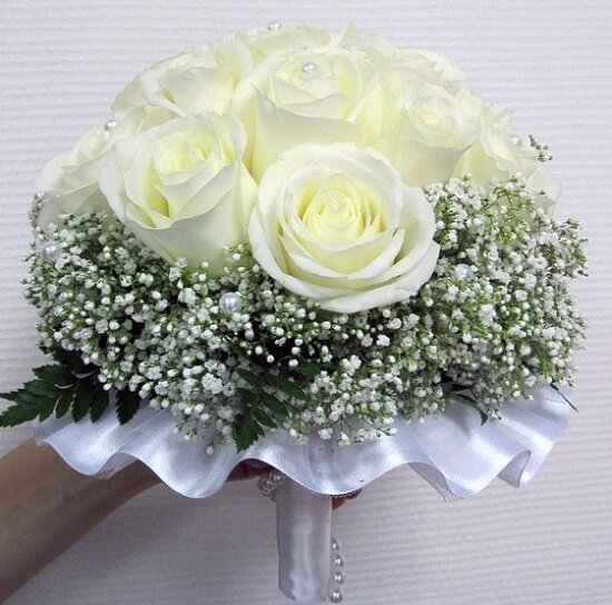 Букет невесты из белых роз с доставкой в Санкт-Петербург в салоне centerforstrategy.ru