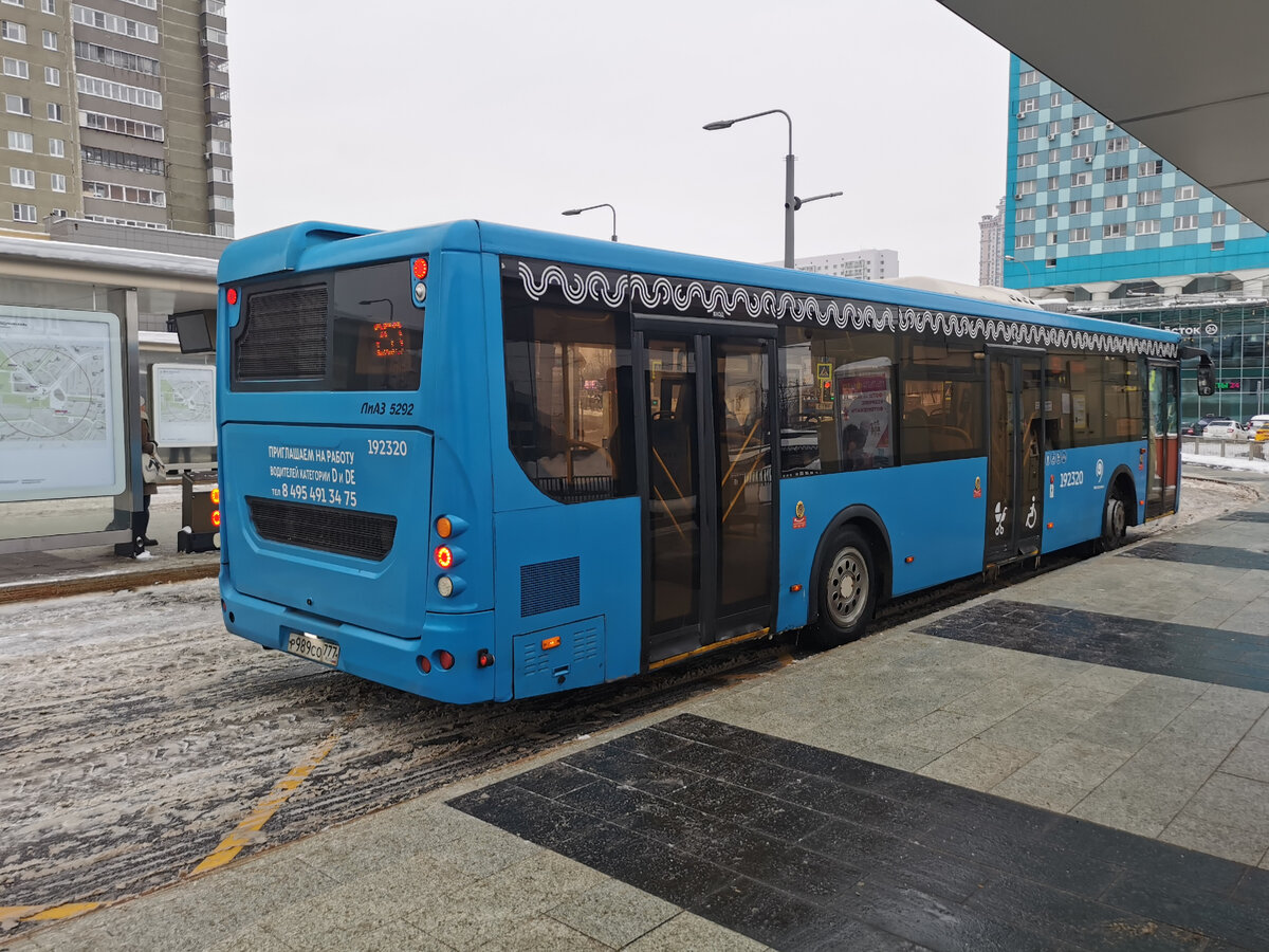 Все началось с Щукино, как всегда. Субботним утром на 253-м маршруте работал автобус 192320 ЛиАЗ-5292. Я его сфотографировал у метро "Щукинская" на улице Маршала Василевского. Вообще, после того, как с этого маршрута ушёл филиал Центральный, сейчас здесь стало очень много "коротких" автобусов - раньше здесь их появление было большой редкостью, работали "гармони".