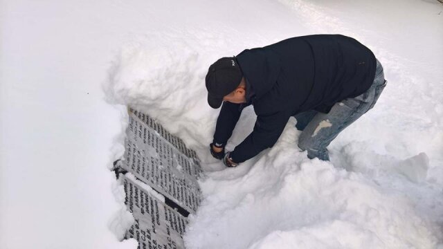 Снежная пропасть. Зима исчезает. Грусть снег. Человек в зимнем лесу. Куда подевалась зима?.