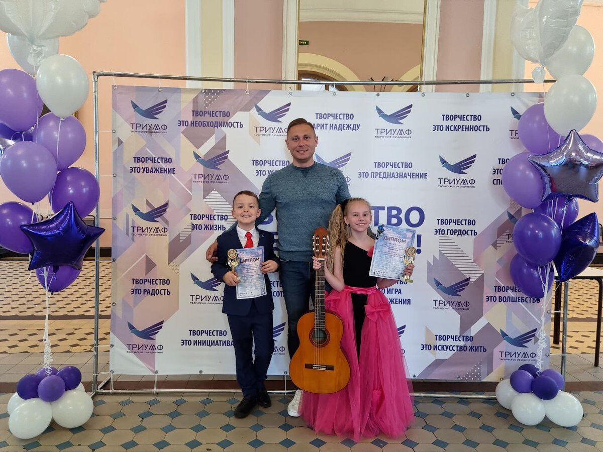 На фото Фельдберг А.В. с учениками на конкурсе в Санкт Петербурге 