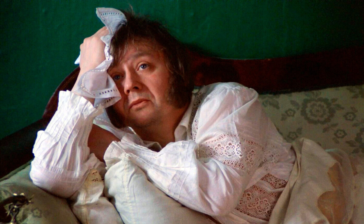 Роль Ильи Ильича Обломова сыграл советский актёр Олег Табаков. Его голосом говорит мультяшный кот Матроскин из советского мультфильма "Простоквашино" и кот Гарфилд в русской озвучке одноимённого мультфильма.