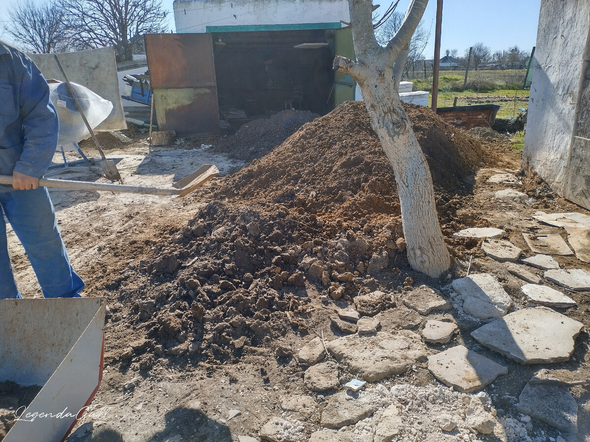 Сейчас черную землю грузит