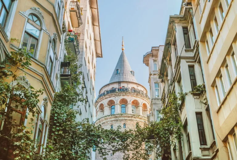 Побывать в Галатской башне стремится практически каждый турист, который решил изучить достопримечательности Стамбула. Башня находится на возвышенности.