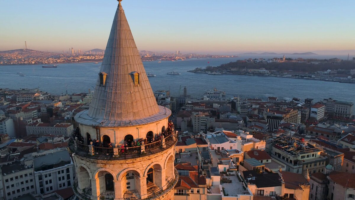 Побывать в Галатской башне стремится практически каждый турист, который решил изучить достопримечательности Стамбула. Башня находится на возвышенности.-2