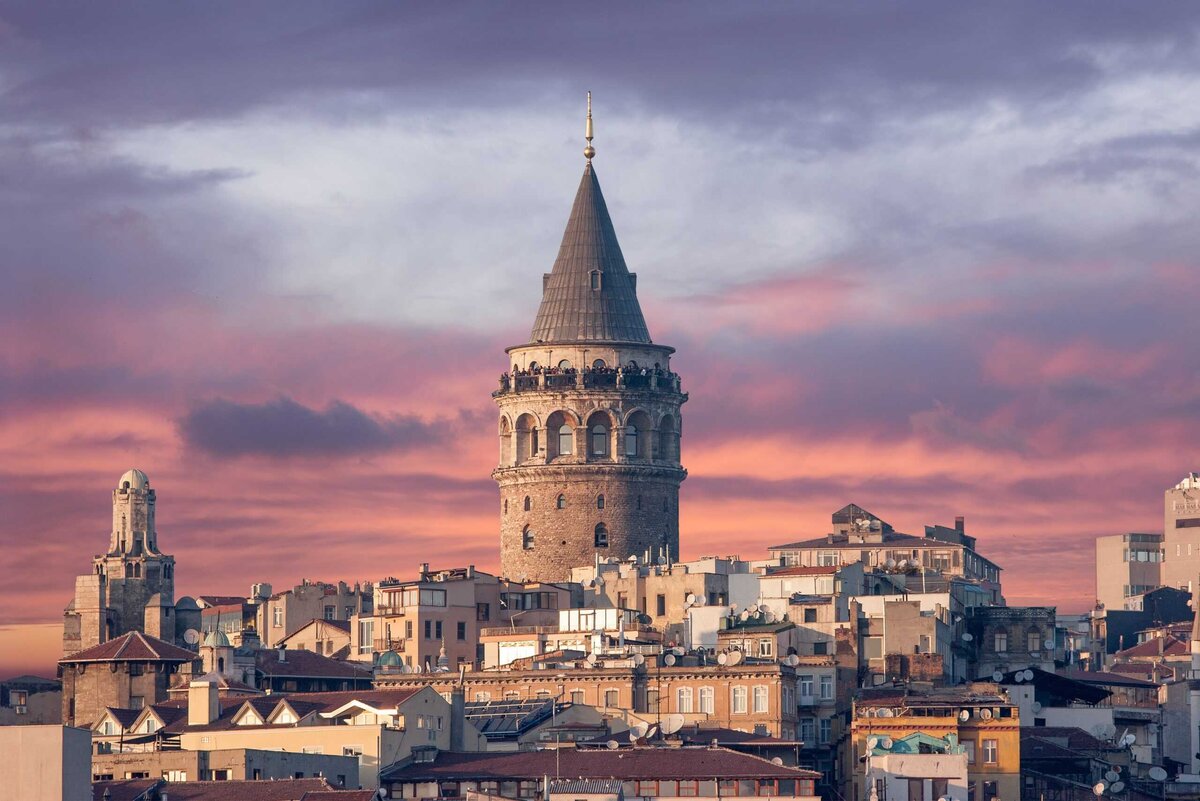 Побывать в Галатской башне стремится практически каждый турист, который решил изучить достопримечательности Стамбула. Башня находится на возвышенности.-2-2