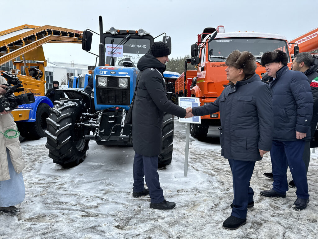 13 февраля в Набережных Челнах прошла сессия городского совета с участием Раиса Республики Татарстан Рустама Минниханова.-2