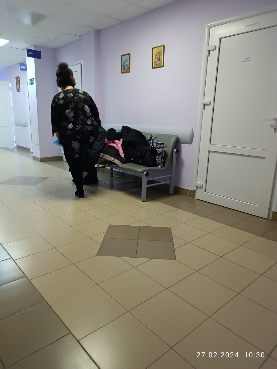 Такие особи ещё и принципиально гардеробом не пользуются, занимая своими вещами немногочисленные диваны, вынуждая других людей стоять. 