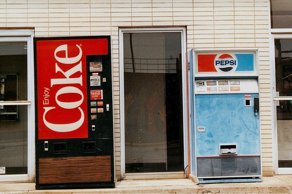 кока кола химия. эволюция кока колы. день рождения coca-cola. лимитированная кока кола. эволюция логотипа кока колы.