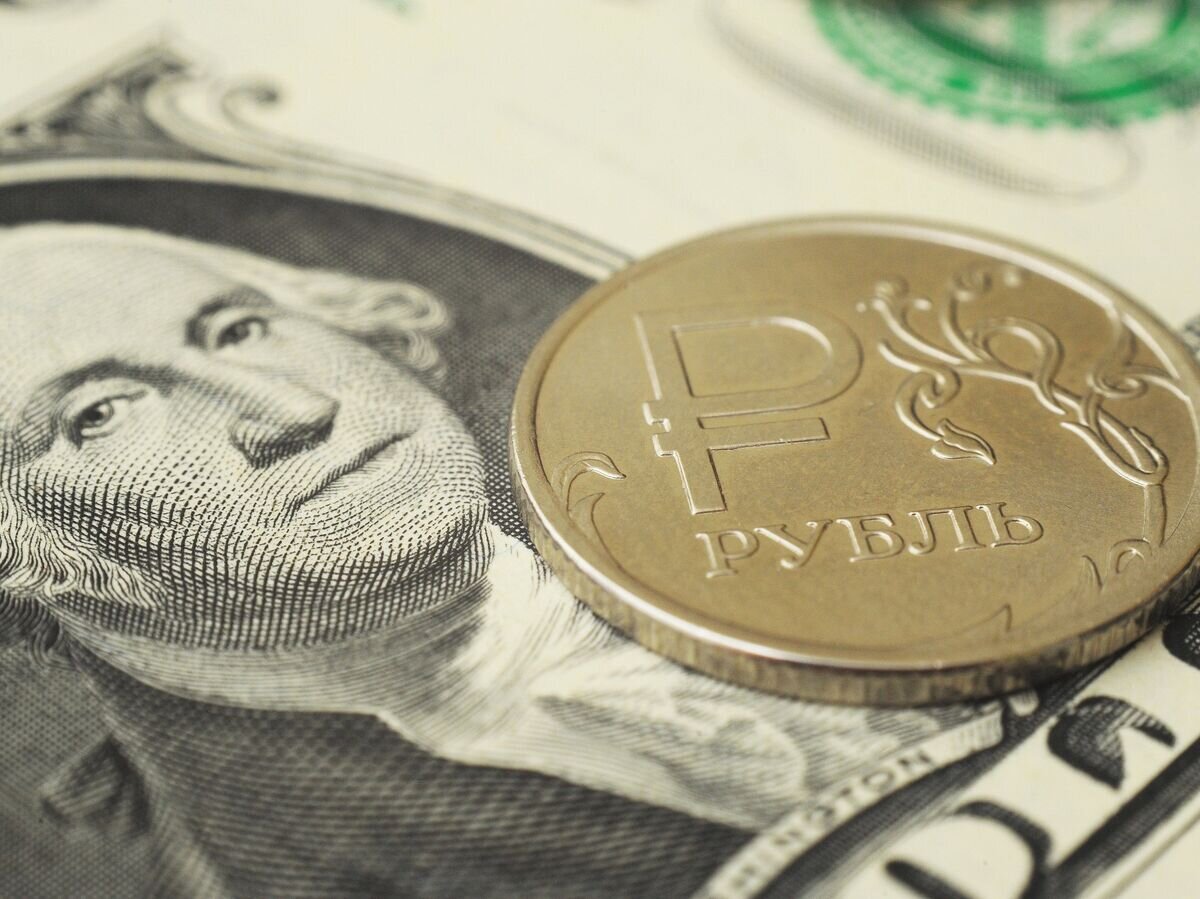   Монета номиналом один рубль на банкноте один доллар США© РИА Новости / Алексей Сухоруков