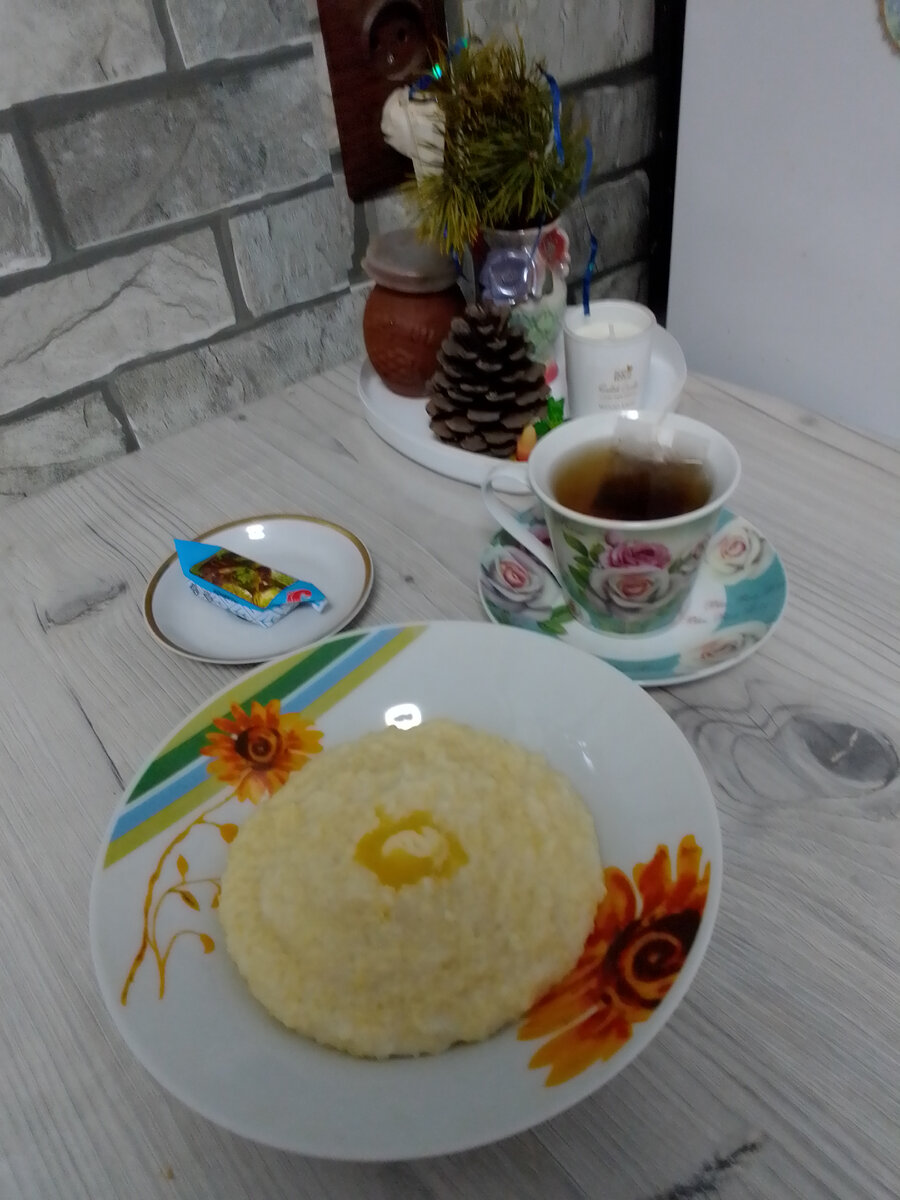 пшенная каша на молоке со сливочным маслом, чай и конфета