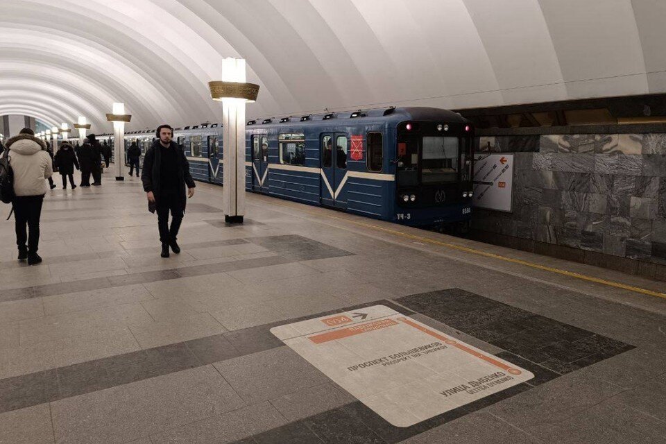 метро дыбенко эскалатор. открыли станции метро спб. открытие ленинградского метрополитена 1955. станции метрополитена спб зенит. станции метро спб.