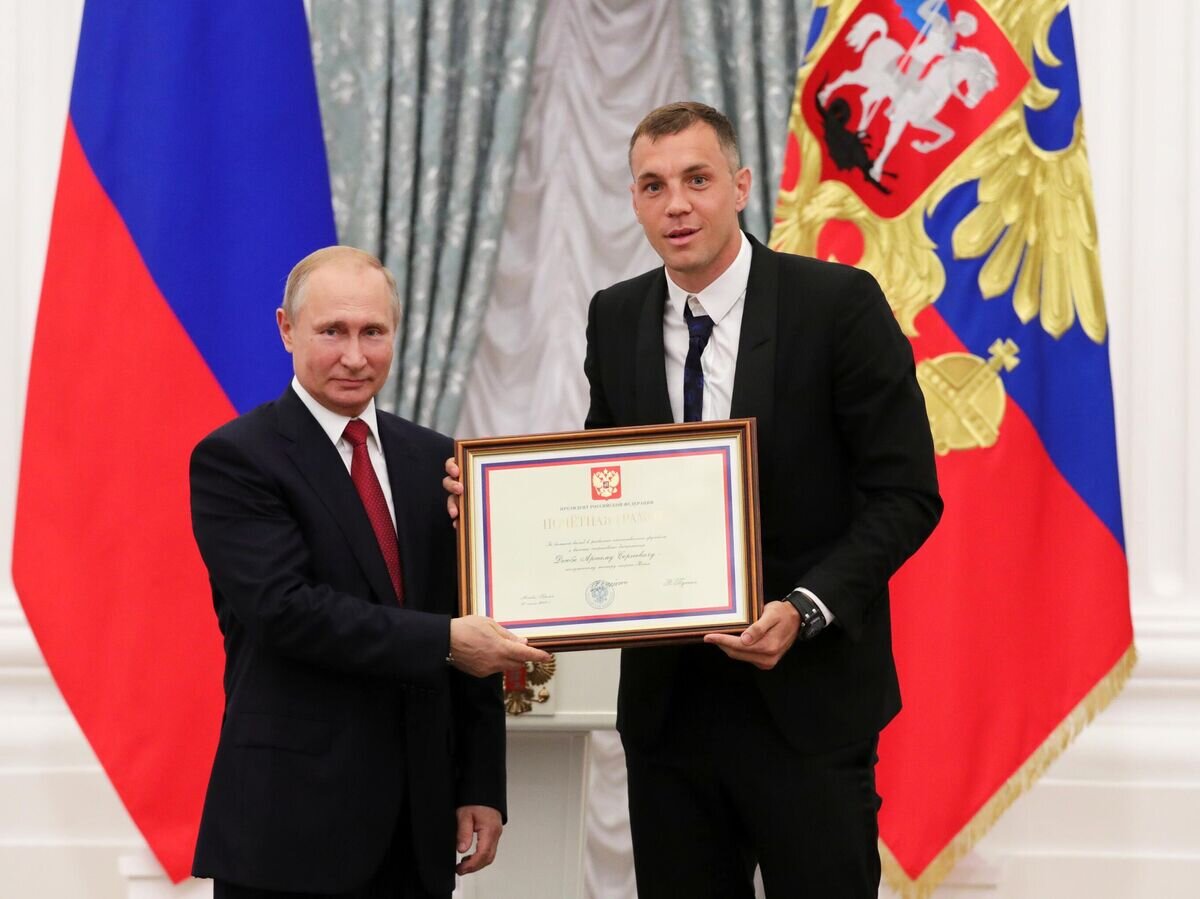   Владимир Путин и Артем Дзюба© РИА Новости / Михаил Климентьев