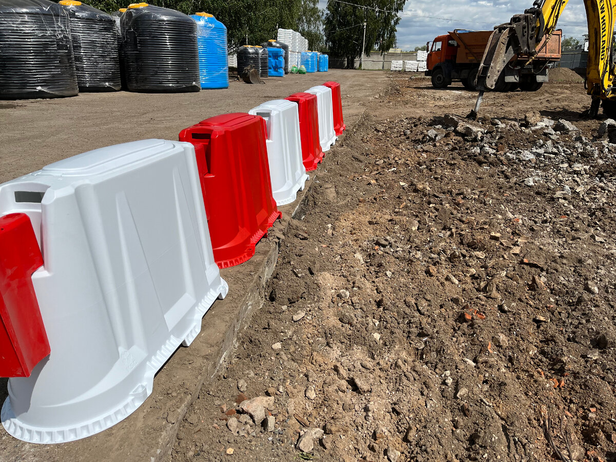 Новый стандарт безопасности: Как дорожные барьеры из полиэтилена защищают на дорогах