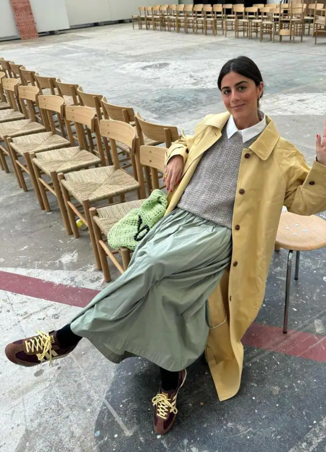 Человек разводит руками. Димон крутой. Это реально круто. Дает трогать. Лучший преподаватель мем.