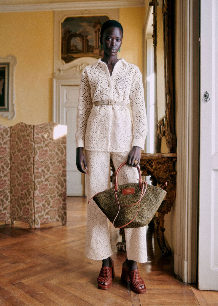 Фюсун линдер образы. Тотал беж лук 2021. Стильная женщина. Стильные образы для женщин. Стильная одежда для девушек.