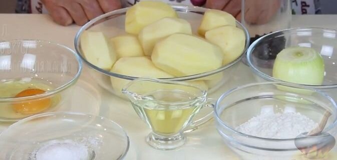 измельчаем лук в блендере. ручной блендер с венчиком. блюда в блендере. измельчить зелень в блендере. блендер рецепты лук.