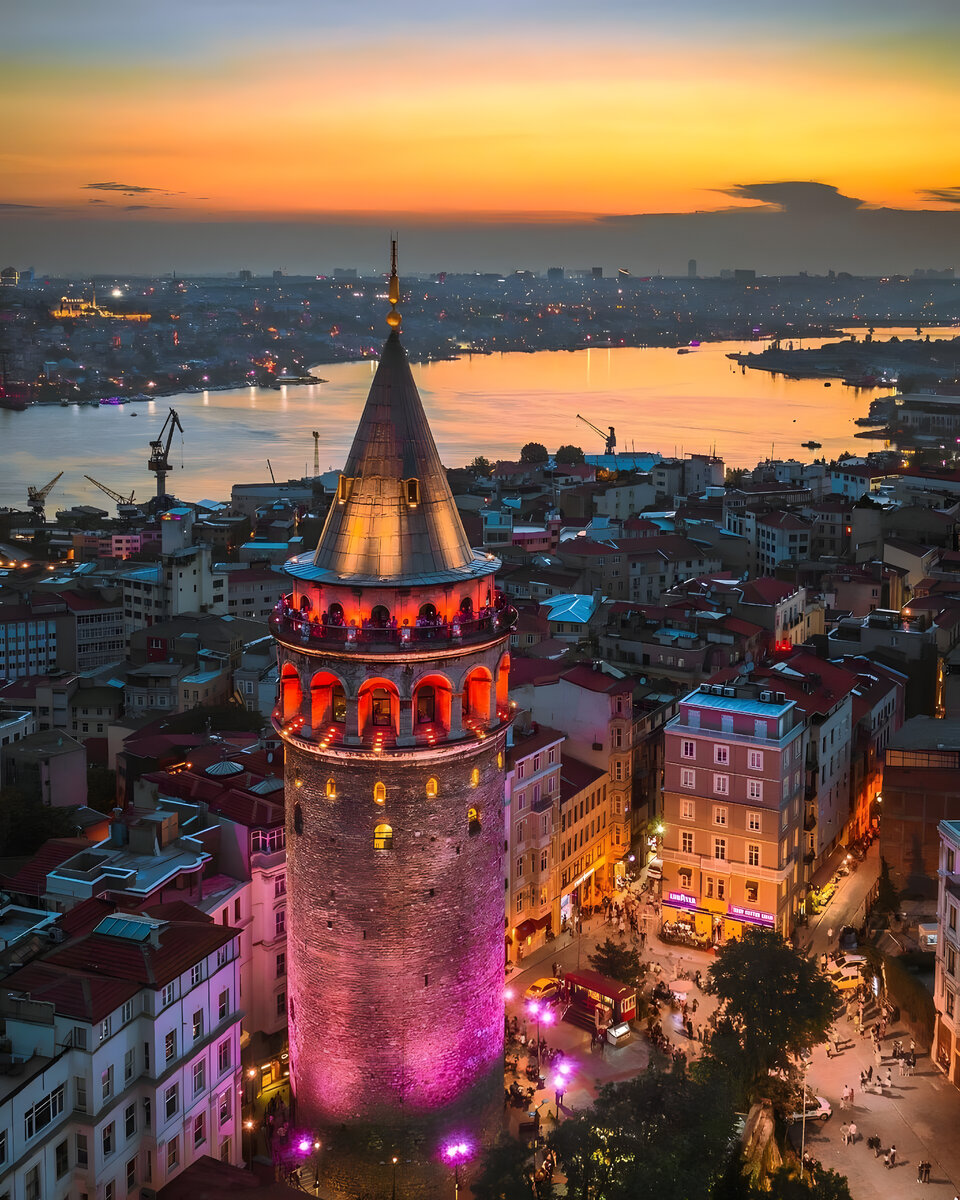 Башня красиво подсвечивается 