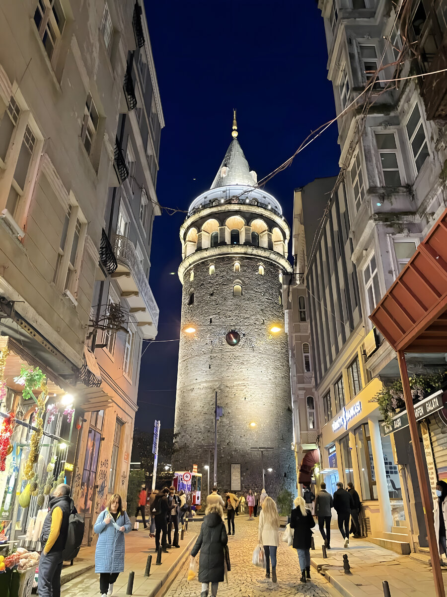 Вид на Галатскую башню с улицы