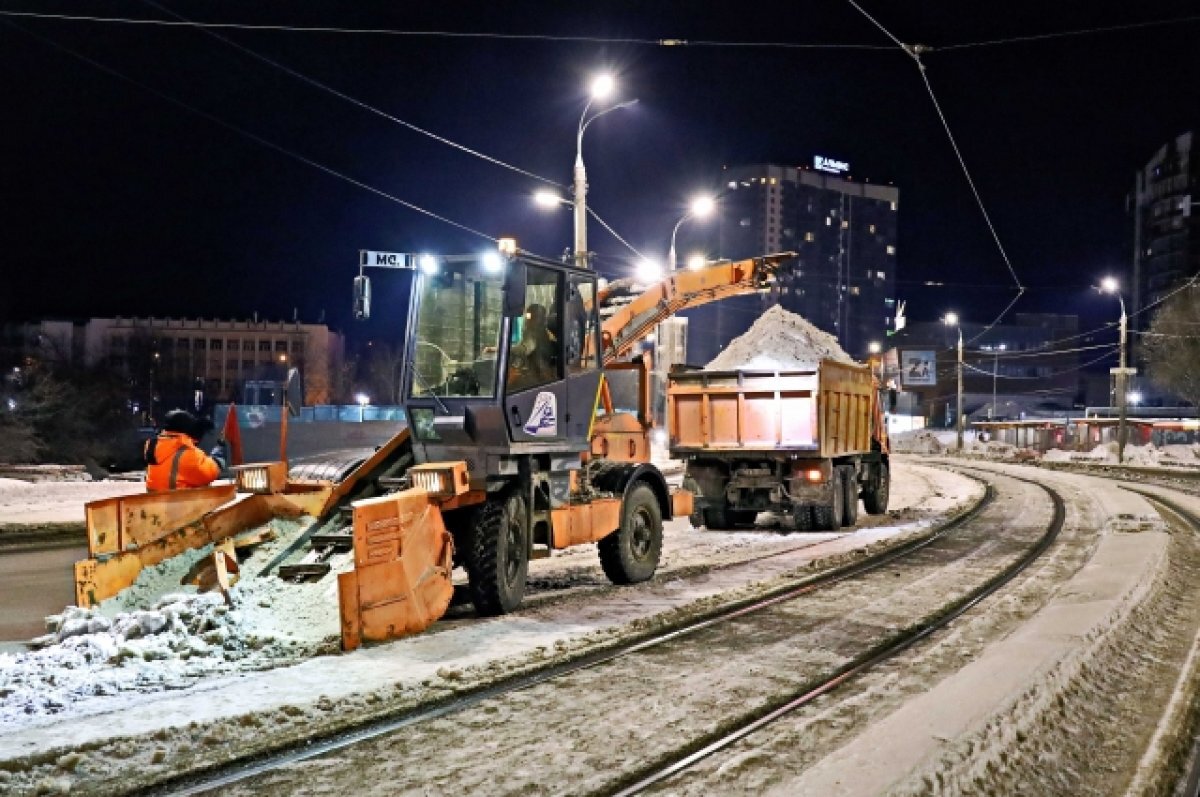    В Самаре продолжается очистка города от снега и наледи