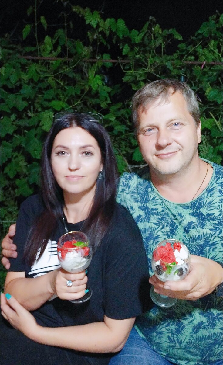 Я и мой муж Виктор. В бокалах мороженое с ягодами ммммм.