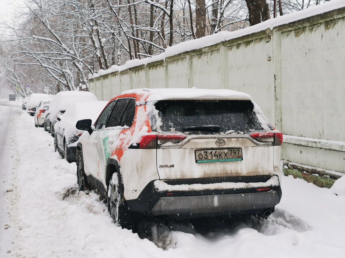 Каршеринговый автомобиль Toyota Rav4. Пехотная улица. И сугробы после снегопадов.